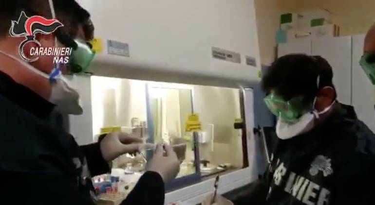 Coronavirus, i Nas sequestrano a Napoli igienizzante non autorizzato. IL VIDEO