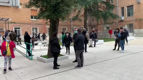 Coronavirus, Napoli risponde alla crisi: in fila per donare sangue