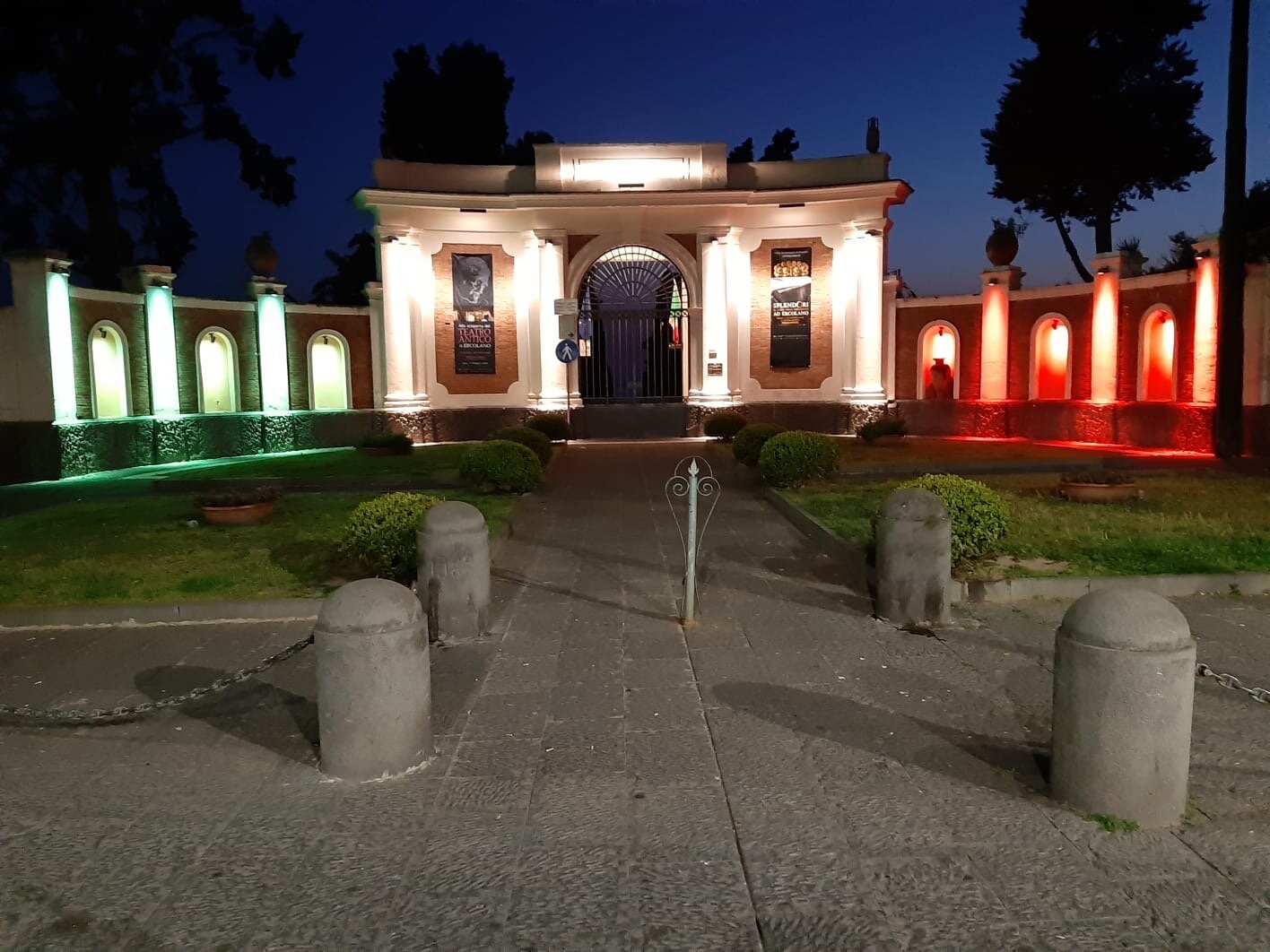 Il tricolore illumina la facciata di ingresso del Parco Archeologico di Ercolano