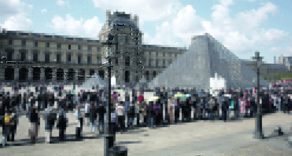 Coronavirus, il Louvre resta chiuso: code di turisti in attesa a Parigi