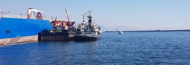 Dalla Grecia a Napoli, clandestini si gettano da motonave nel porto