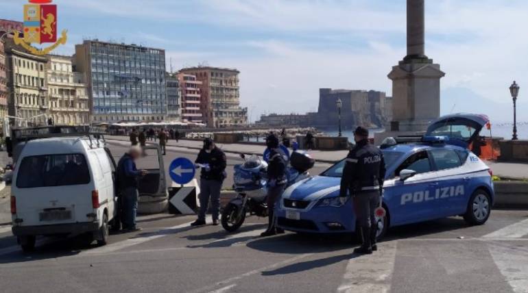 Napoli, sul Lungomare a fare le foto di matrimonio: denunciati gli sposi e altri due