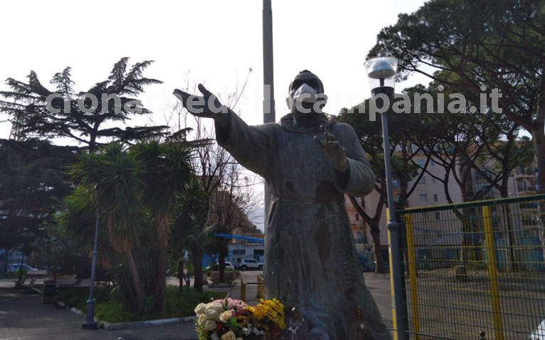 Castellammare, anche la statua di San Pio con la mascherina