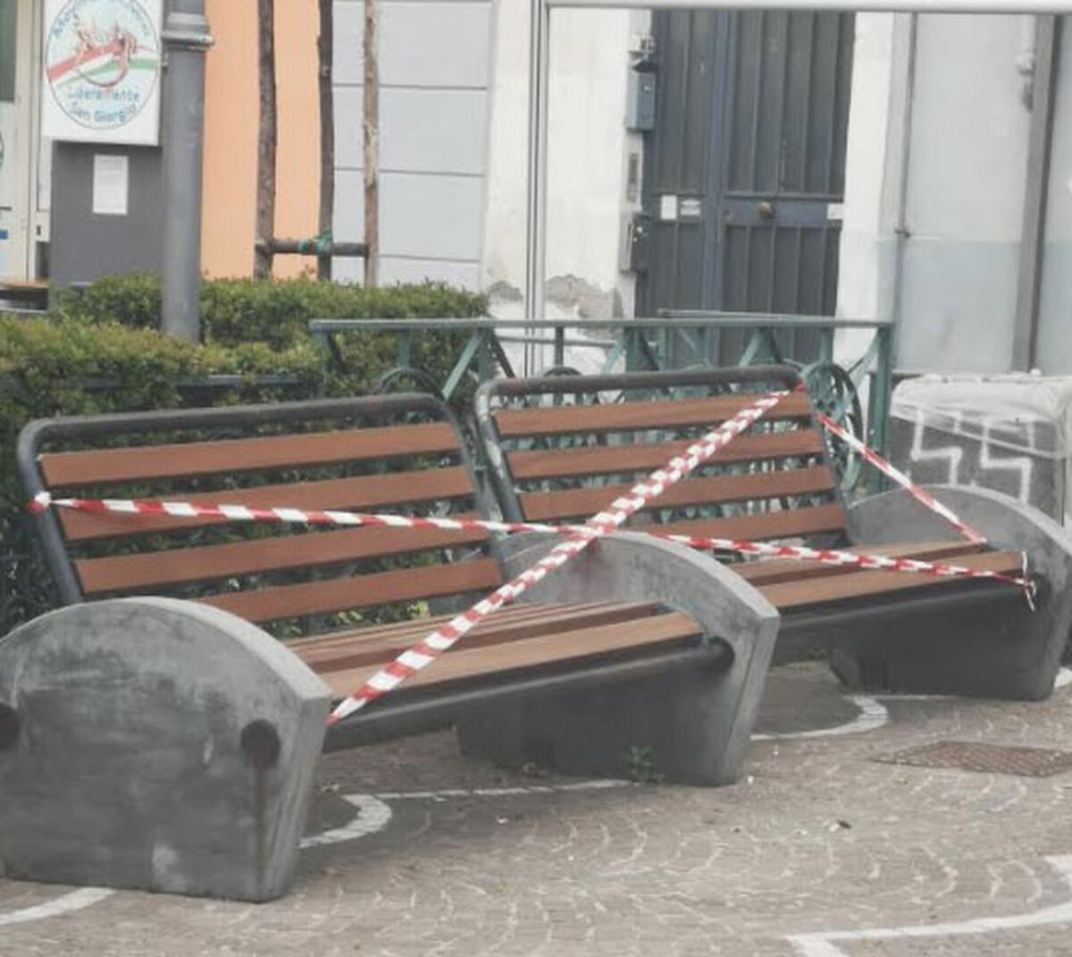 Coronavirus, a Ercolano la spesa in ordine alfabetico e a San Giorgio panchine ‘in quarantena’