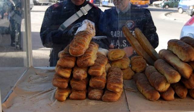 Ercolano, vendeva pane in strada: denunciato