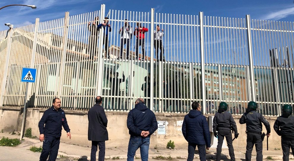 Rivolta nelle carceri italiane, a Foggia evasi 20 detenuti: è caccia all’uomo