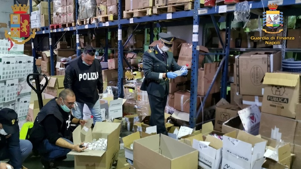 Polizia e Finanza sequestrano a Villaricca 5600 confezioni di gel igienizzante non a norma: denunciate tre persone