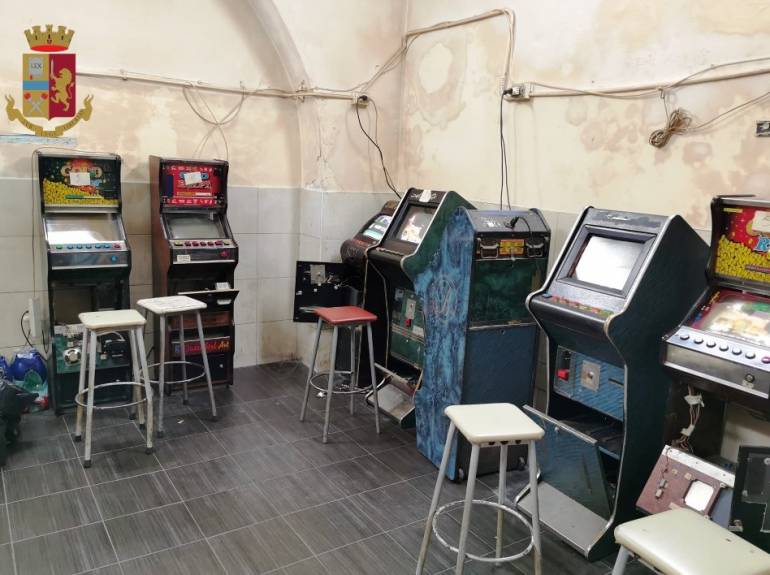 Napoli, la polizia scopre sala slot abusiva al ‘Buvero’: denunciato 46enne