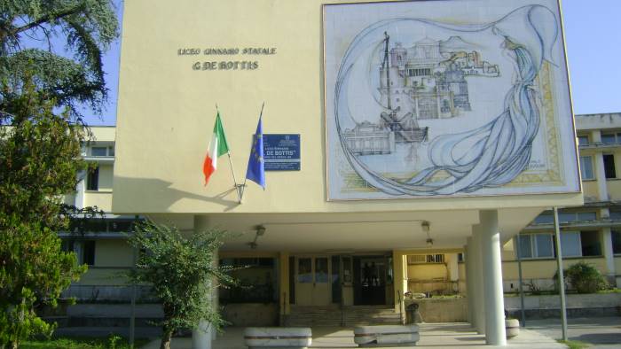 Torre del Greco, gli studenti del Liceo De Bottis donano la paghetta per la ricerca al Pascale