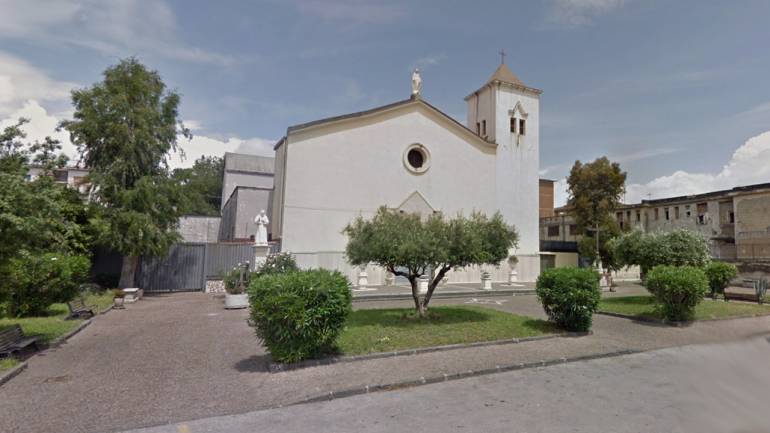 Torre Annunziata, celebrano il funerale nonostante i divieti: denunciati parroco, agenzia funebre e parenti della vittima