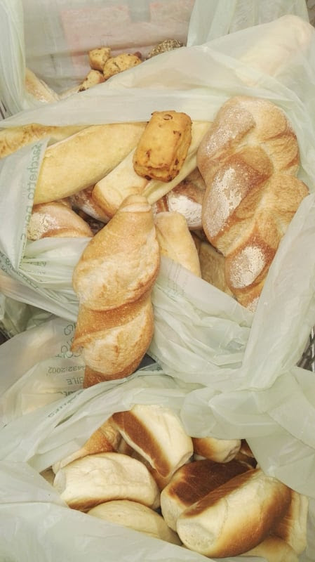 ‘Non gettate via gli alimenti ed il pane, dateli a noi per distribuirlo ai poveri’, l’appello dei preti campani contro lo spreco alimentare dei supermercati