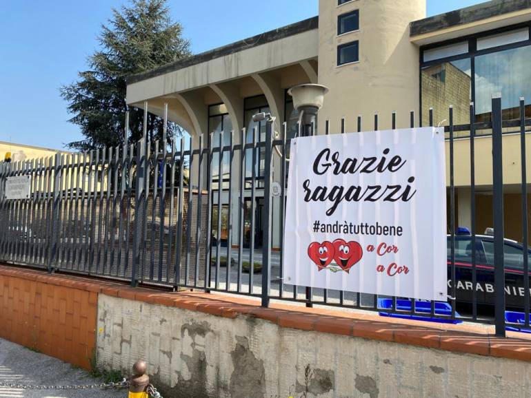 Caivano: Organizzazione benefica dona striscione di ringraziamento alla caserma dei Carabinieri