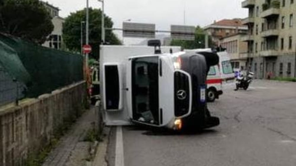 Si ribalta camion della raccolta rifiuti nel Casertano: conducente illeso