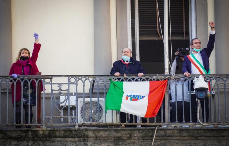 25 aprile a Napoli, de Magistris canta ‘Bella ciao’ da balcone del Comune