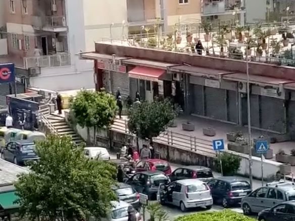 Napoli, assembramenti in strada ai Colli Aminei: la gente proteste dai balconi ma i controlli non arrivano