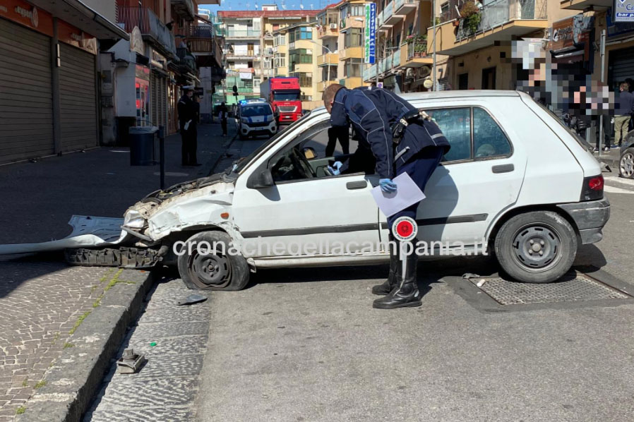 Castellammare, si capovolge con l’auto: ferito e multato due volte, senza assicurazione e in strada senza motivo