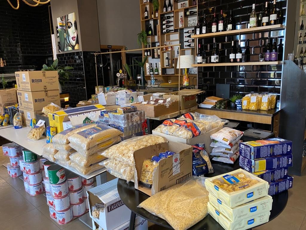 Coronavirus, a Salerno ristorante di lusso diventa un centro di centro spesa solidale