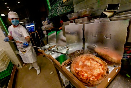 Troppe richieste, pizzeria Caserta costretta a fare il numero chiuso per per l’asporto