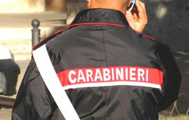 Napoli, pregiudicato di Afragola tenta di speronare l’auto dei carabinieri: arrestato a Ponticelli