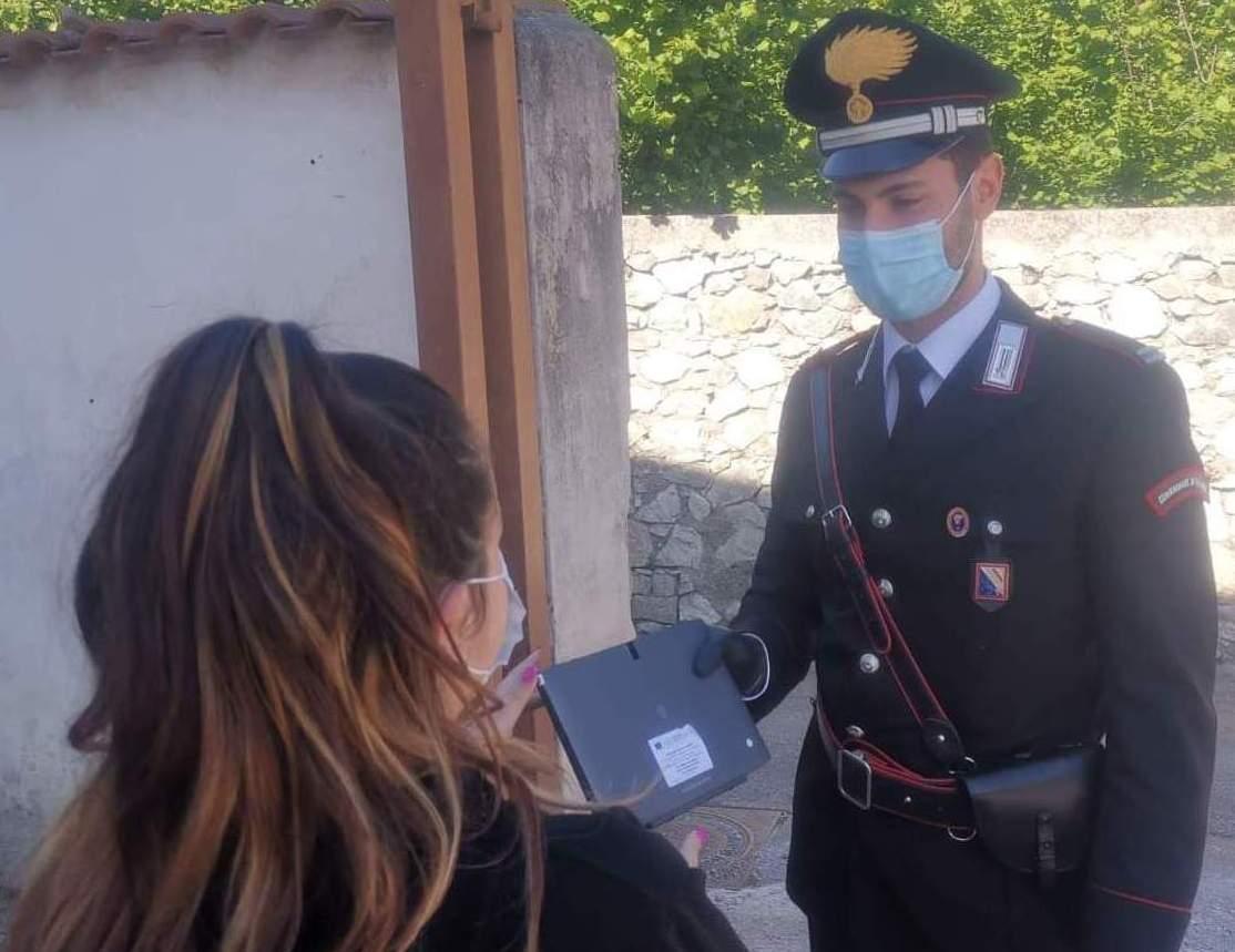 Napoli, carabinieri consegnano tablet per le lezioni a distanza agli alunni di Fuorigrotta
