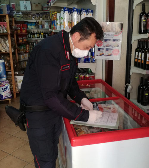 Controlli dei carabinieri forestali nei negozi alimentari del Casertano