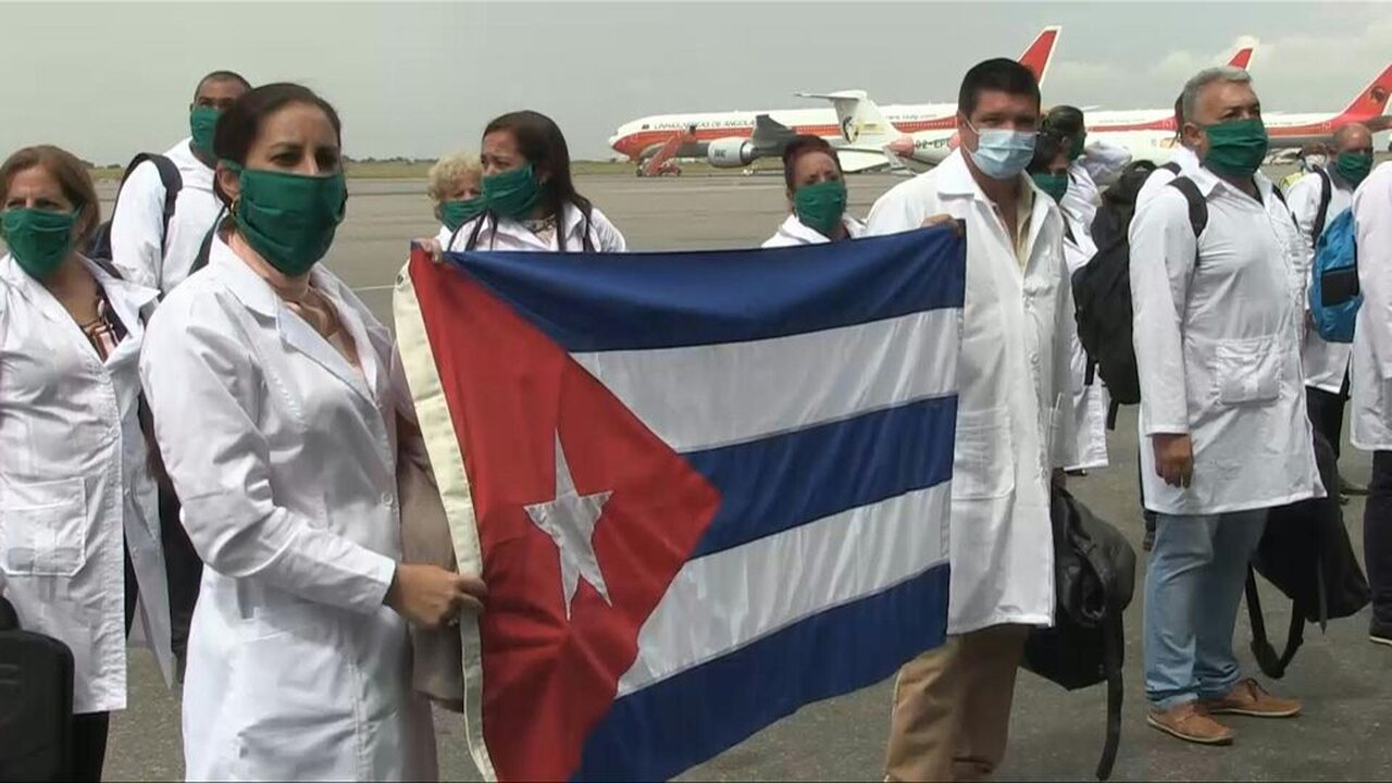 Coronavirus, arrivato a Torino volo con 38 medici e infermieri da Cuba