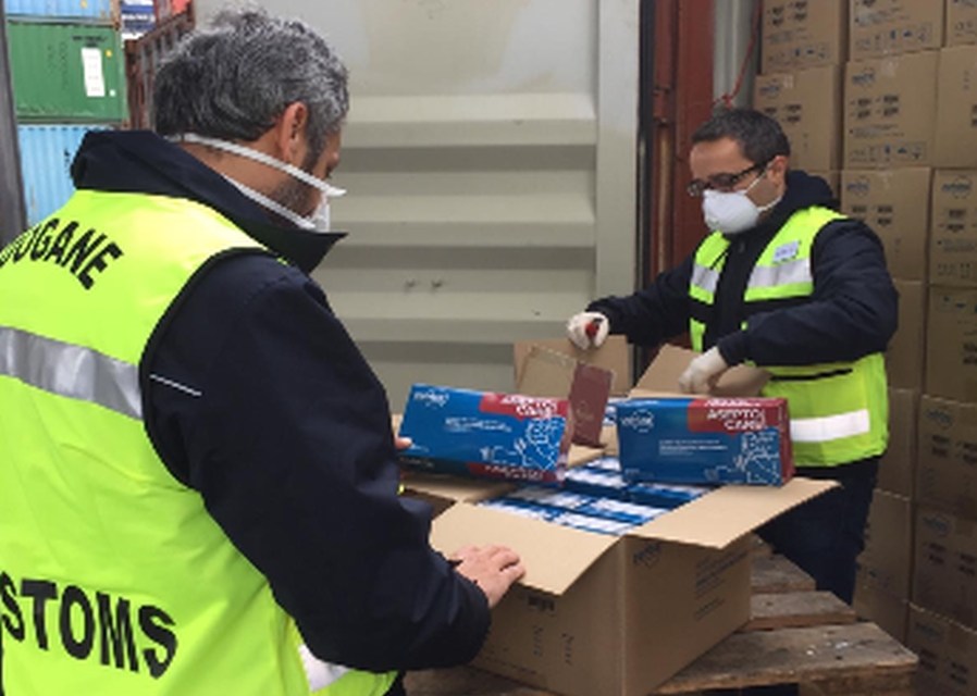 Dogana di Napoli requisisce guanti provenienti dalla Malaysia: donati alla protezione civile