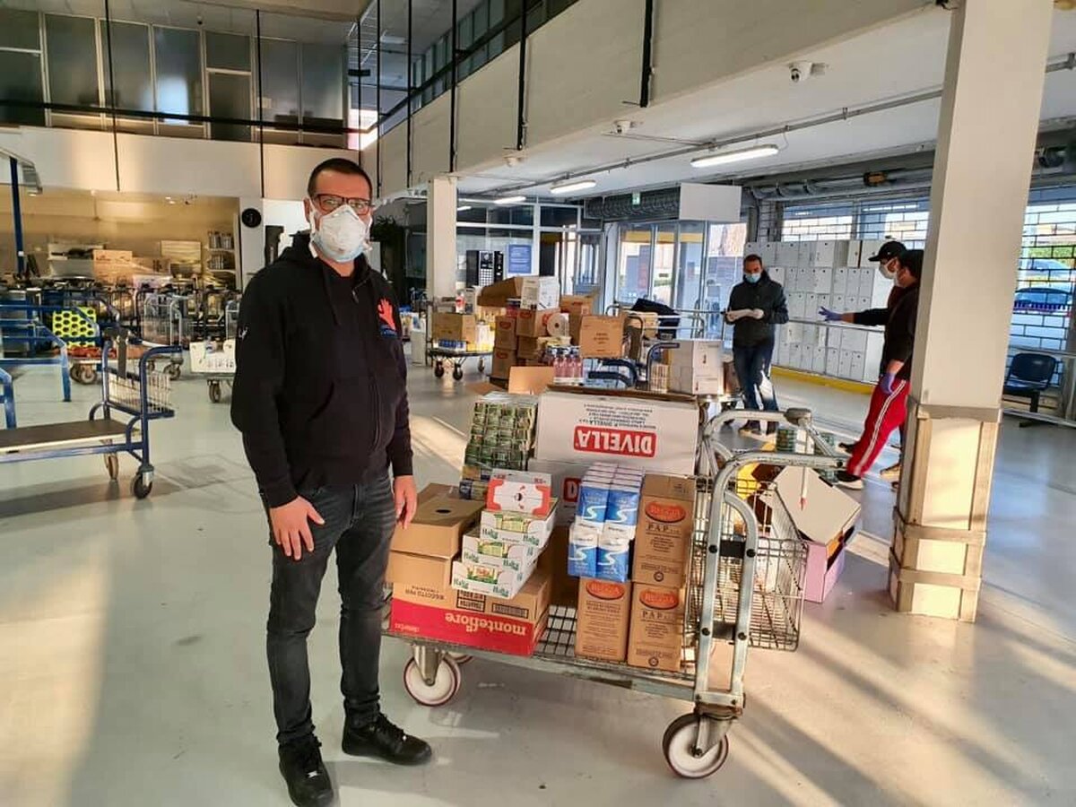 La Fondazione A’ Voce d’é Creature di don Luigi Merola distribuisce beni ai bisognosi grazie alle donazioni