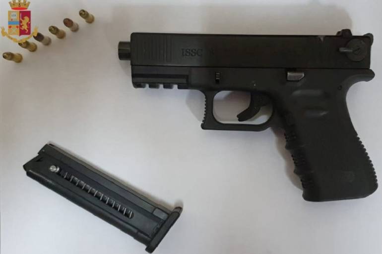 Pistola contro avvocatessa, preso rapinatore nel Casertano