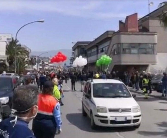 Folla in strada per l’ultimo saluto al sindaco di Saviano morto per coronavirus. Proteste sui social. IL VIDEO