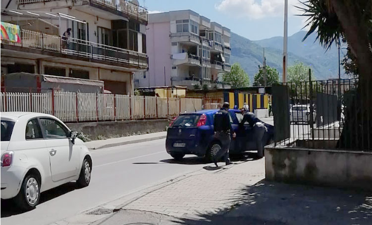 Torre Annunziata, sullo scooter fuggono all’alt della polizia: inseguiti fino a Castellammare: uno bloccato