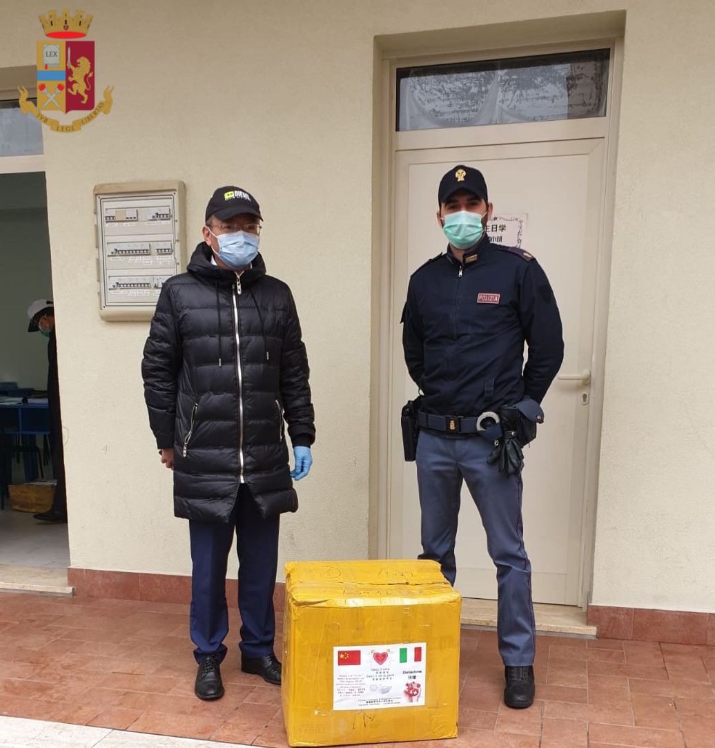 Napoli, la comunità cinese dona mascherine ai poliziotti