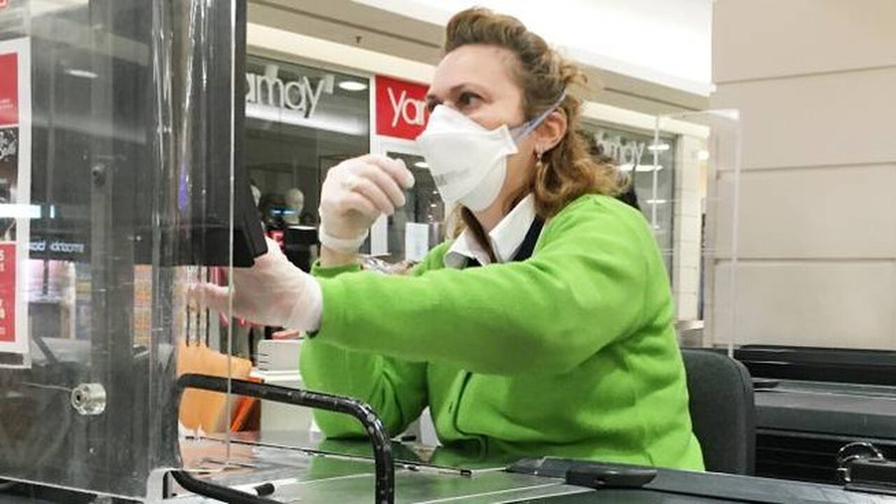 Coronavirus, nel nuovo decreto orari più lunghi per la spesa, mascherine e disinfettanti vicino ai pos