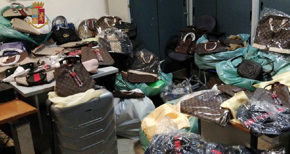 Napoli, a Forcella la polizia rintraccia un evaso e denuncia un uomo per ricettazione di borse contraffatte