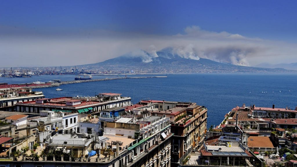 Napoli, crisi delle strutture ricettive: il Comune approva il versamento trimestrale per la tassa di soggiorno