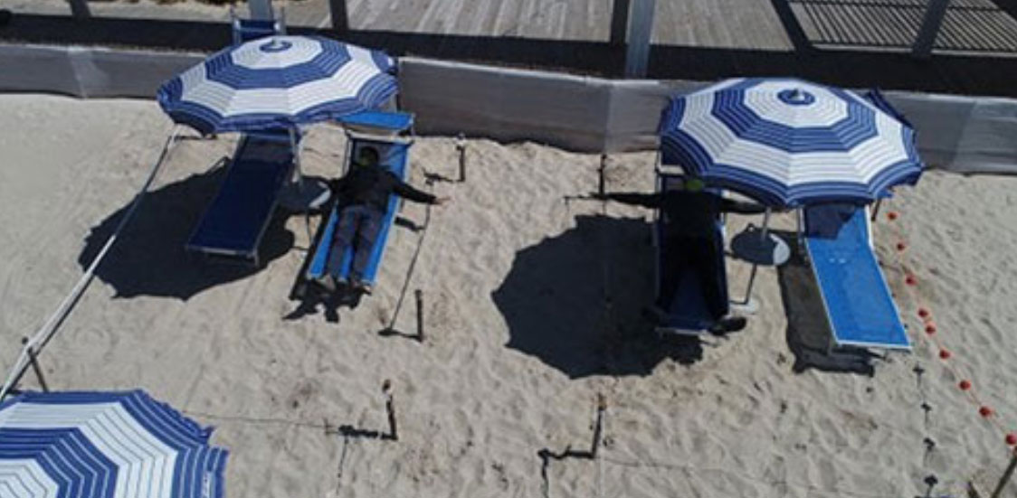 Prove anti-coronavirus sulle spiagge della Puglia, distanza tra ombrelloni e lettini senza plexiglass