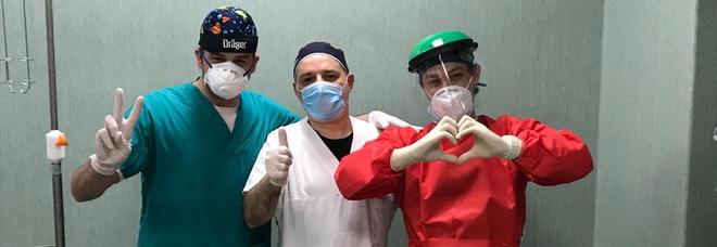Napoli, è virale la foto dei 3 infermieri del Pascale con divise del tricolore   