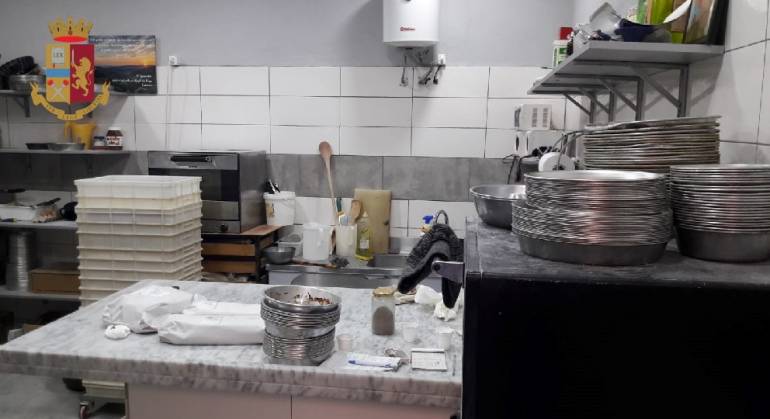 Napoli, la polizia scopre una pasticceria abusiva al Buvero
