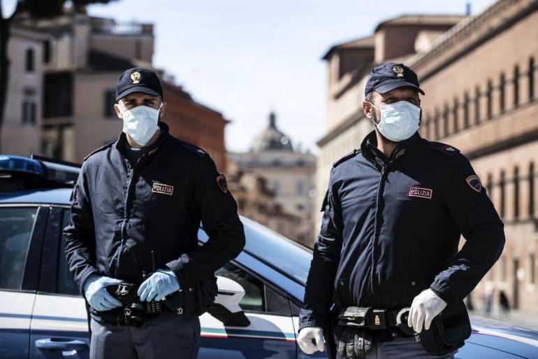 Napoli, in giro alle ‘Case Nuove’ armato di coltello, aggredisce gli agenti: arrestato migrante