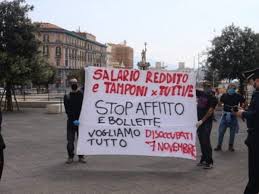 Napoli, protestano i disoccupati: in due portati in questura