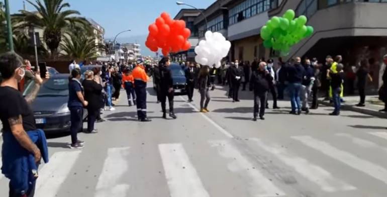 Coronavirus, folla per i funerali del sindaco di Saviano: 54 sanzioni