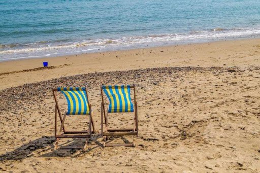 Coronavirus, gli esperti: ‘Non programmare le vacanze, questa estate spiagge mezze vuote’