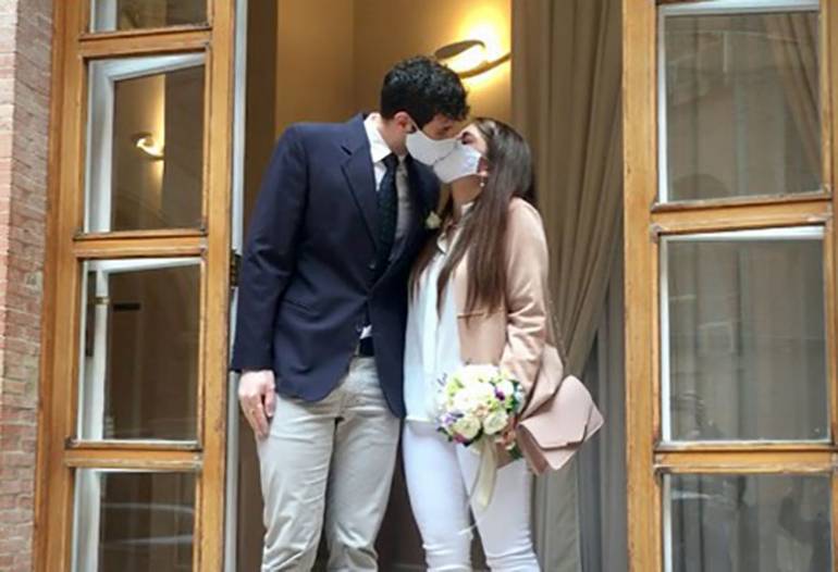 Il virus non ferma l’amore, Ciro e Roberta sposi a Foggia: i genitori di lui assistono in videochiamata da Sant’Anastasia