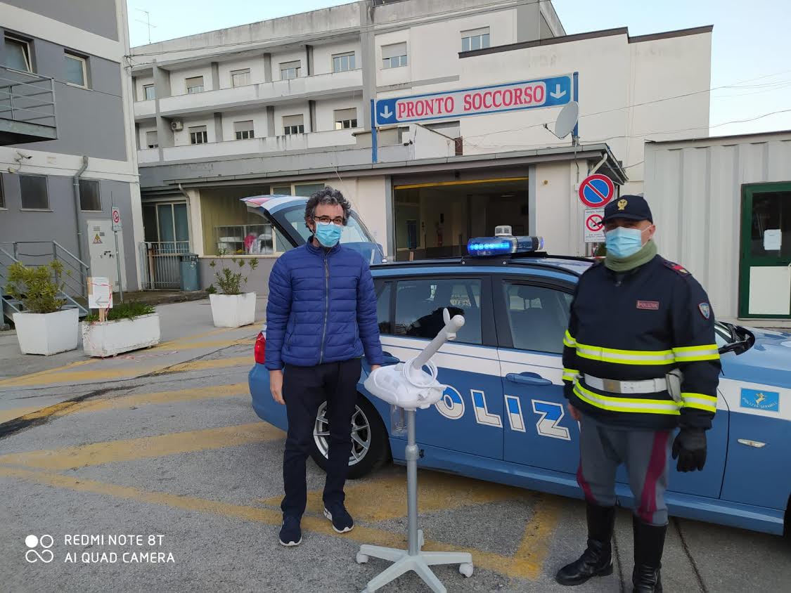 La polizia stradale consegna all’ospedale di Polla un’apparecchio per la spirometria