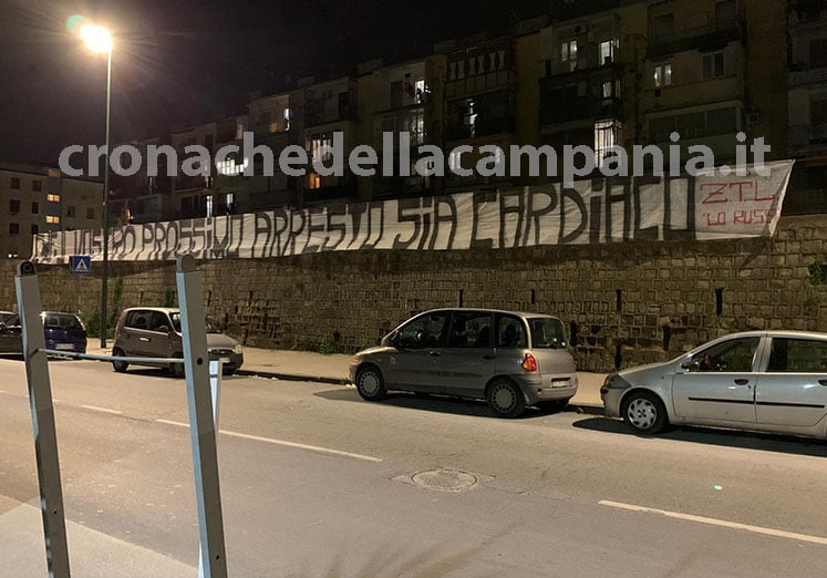 Napoli, inquietante striscione affisso a Miano: ‘Che il vostro prossimo arresto sia cardiaco’