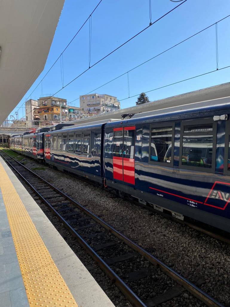 Tre treni revampizzati sulle linee della Circumvesuviana. Borrelli: ‘Salvaguardiamoli dai vandali’