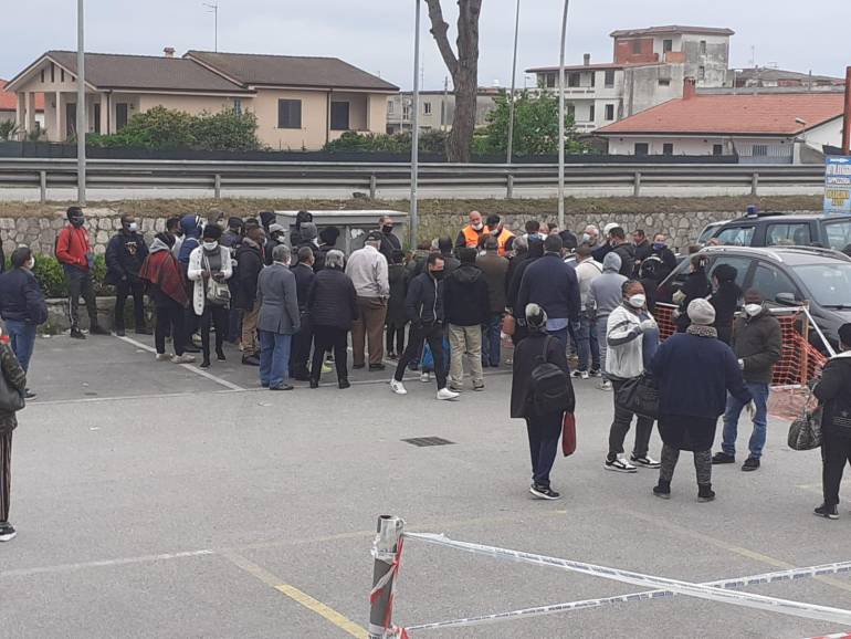 In Campania l’emergenza coronavirus è finita? Alcuni credono di si, autobus, uffici postali e strade pericolosamente affollate