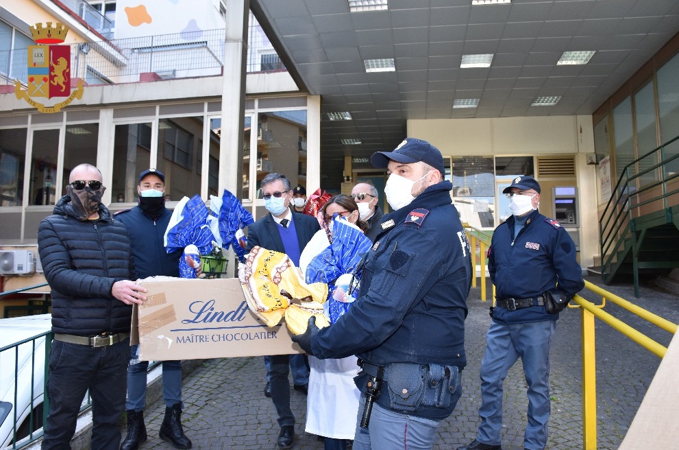 Napoli, ritrovate le uova pasquali rubate al minimarket di via Nicolardi: il titolare le regala al Santobono