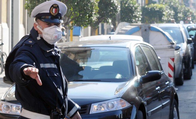 Pozzuoli, parcheggia al posto dei disabili e poi picchia un vigile: arrestato 38enne di Napoli