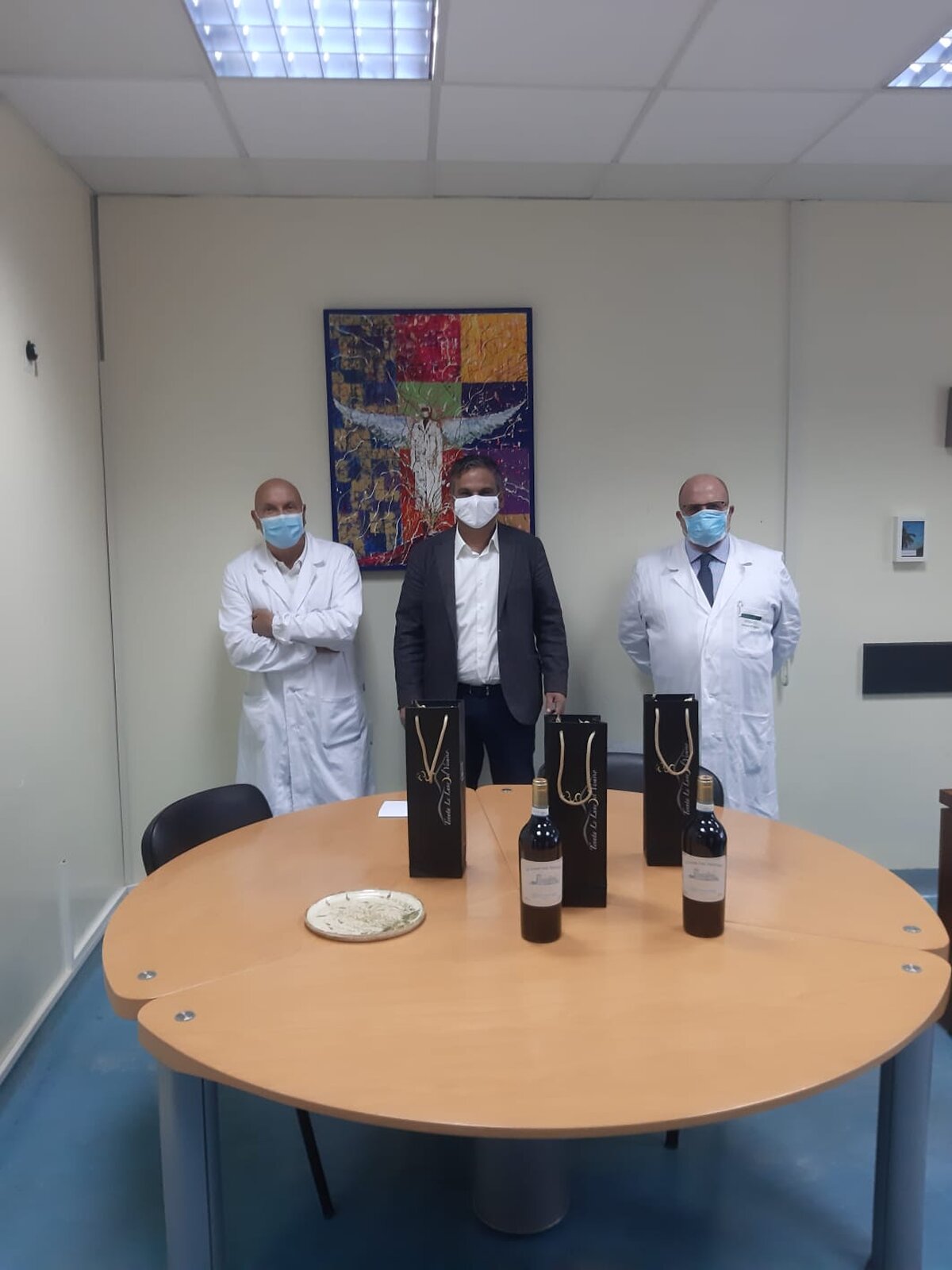 Emergenza Covid, la Tenuta Le Lune del Vesuvio regala 120 bottiglie di vino Lacryma Christi a medici e infermieri dell’ospedale di Boscotrecase